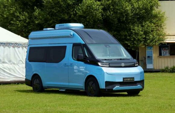Geely's Farizon Auto SuperVan Debuts With Swappable Battery, Methanol Range Extender
